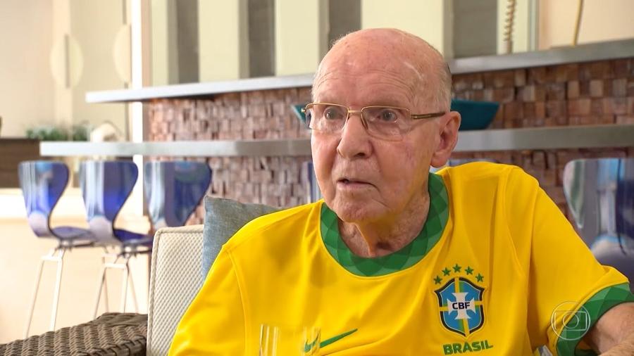 Zagallo veste a amarelinha em entrevista para a TV Globo - Reprodução/TV Globo