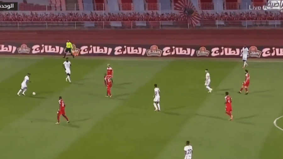 Jogadores do Al Shabab (de branco) trocaram passes e fizeram um gol após jogada que iniciou com o goleiro da equipe - Reprodução/Twitter
