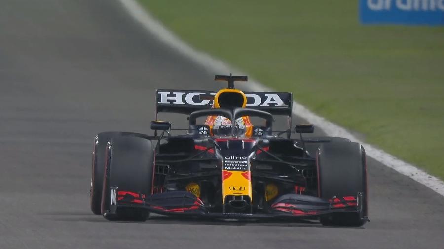 14.mar.2021 - Max Verstappen, da Red Bull Racing, na pista durante a pré-temporada da Fórmula 1, no Bahrein - Reprodução/Twitter/@F1
