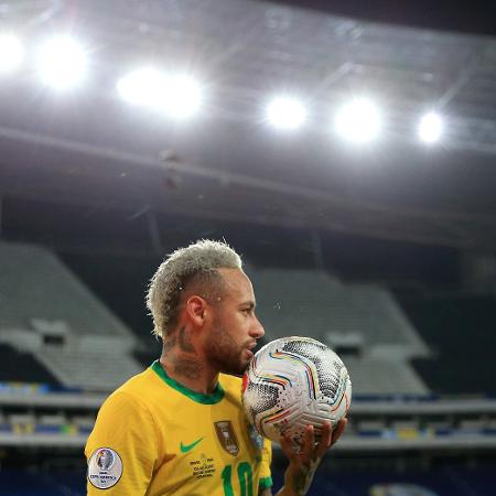 Neymar segura a bola durante Brasil x Peru pela semifinal da Copa América - Buda Mendes/Getty Images