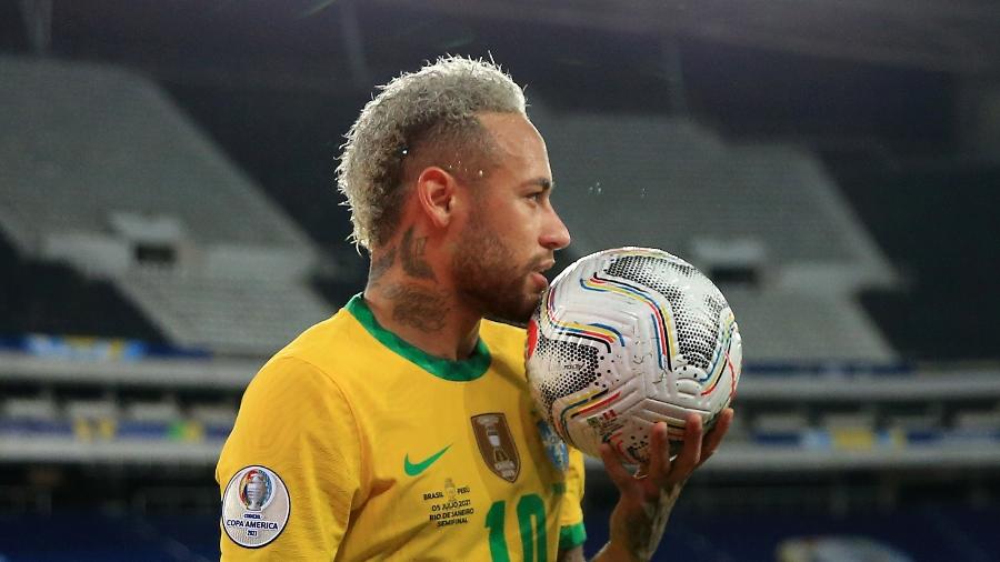 Neymar segura a bola durante Brasil x Peru pela semifinal da Copa América - Buda Mendes/Getty Images