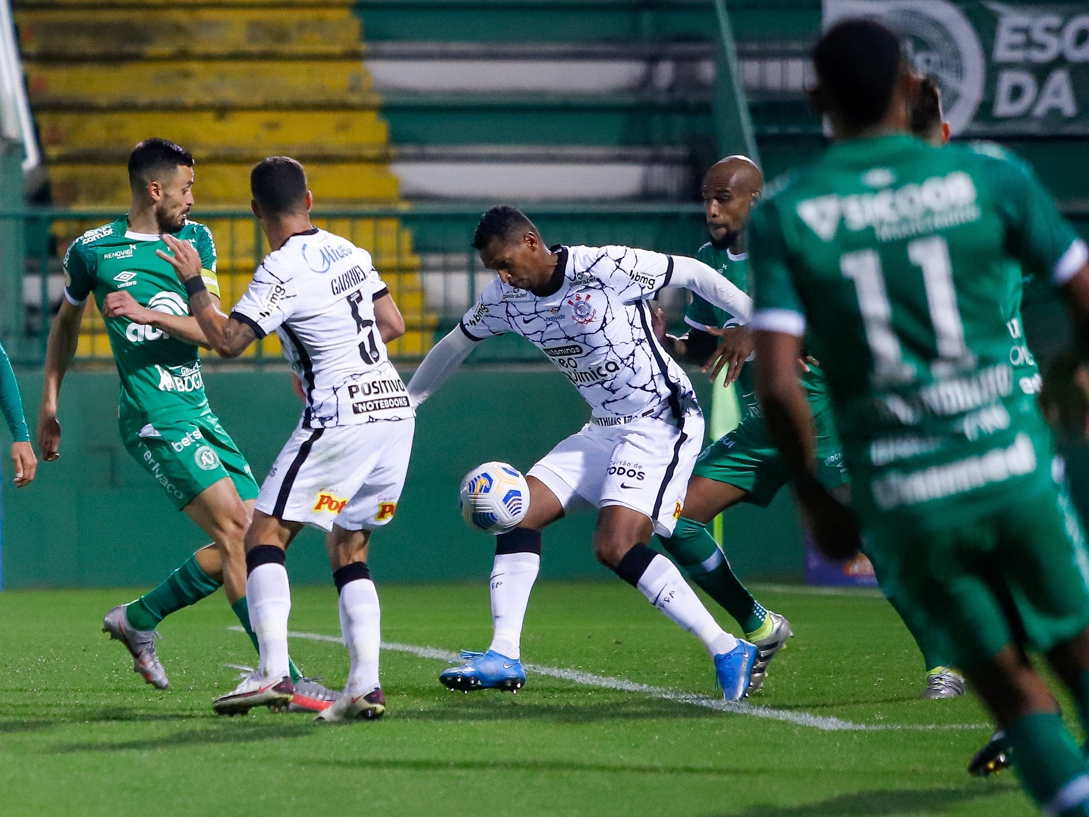 Com gol no final, Chapecoense vira e bate o Corinthians pela 1ª vez na  história
