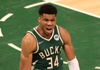 Antetokounmpo brilha, Bucks superam Suns e vencem a 1ª na final da NBA