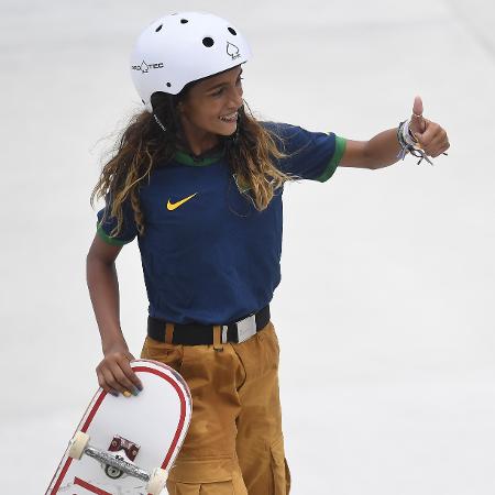 Rayssa Leal comemora após manobra nas eliminatórias do skate olímpico - TOBY MELVILLE/REUTERS