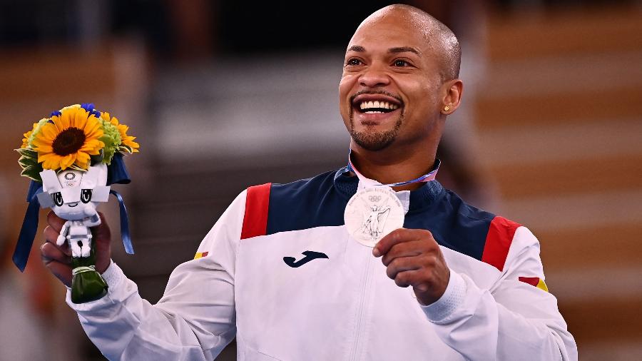 Ray Zapata com a medalha de prata - VENANCE / AFP