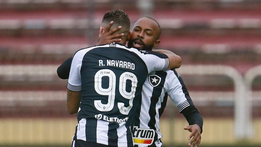 Chay e Rafael Navarro comemoram gol do Botafogo contra o Remo, pela Série B do Brasileiro - Vitor Silva / Botafogo