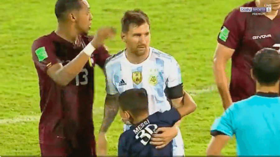 Criança invade gramado e ganha abraço de Messi em jogo da Argentina - Transmissão