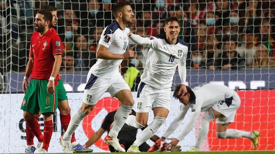 Jogadores da Sérvia comemoram gol contra a Portugal nas Eliminatórias da Copa do Mundo - REUTERS