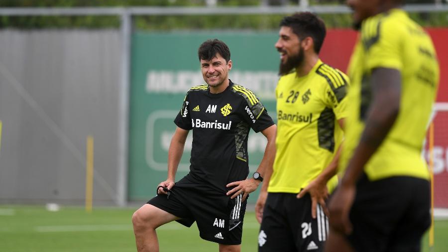 Alexander Medina, treinador do Inter, durante atividade do time de Porto Alegre - Ricardo Duarte/Inter