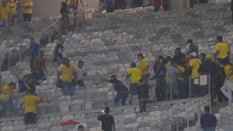 Troca de socos e arremesso de cadeiras: torcedores se enfrentam no Mineirão durante Brasil x Paraguai - Reprodução/TV Globo