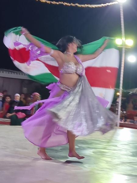 Dançarina exibe bandeira do Palmeiras durante atração no deserto nos Emirados - Arquivo pessoal/Guilherme Pavarini