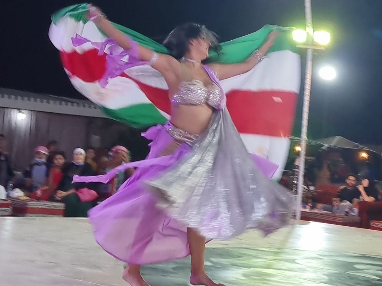 Palmeirenses pintam deserto de verde e até dança do ventre leva bandeira