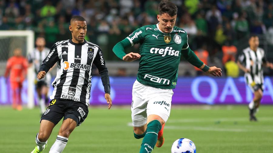 Ademir e Piquerez brigam pela bola em Palmeiras x Atlético-MG, partida da Libertadores realizada no Allianz Parque - Marcello Zambrana/AGIF