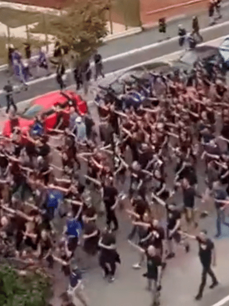 Torcedores do Dínamo Zagreb, com os braços estendidos fazendo saudações nazistas antes do jogo contra o Milan, pela Champions - Reprodução/Twitter