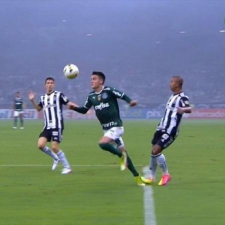 Torcedores do Palmeiras reclamaram de um possível pênalti de Mariano em Atuesta  - Reprodução/Premiere