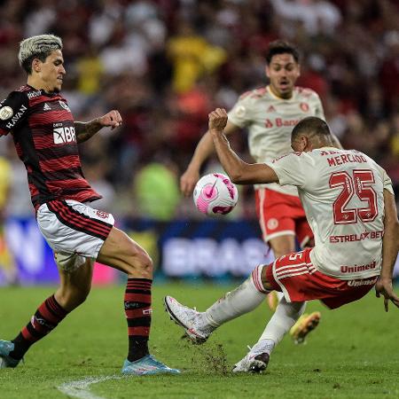 Pedro e Mercado brigam pela bola em Flamengo x Inter, jogo do Campeonato Brasileiro - Thiago Ribeiro/AGIF