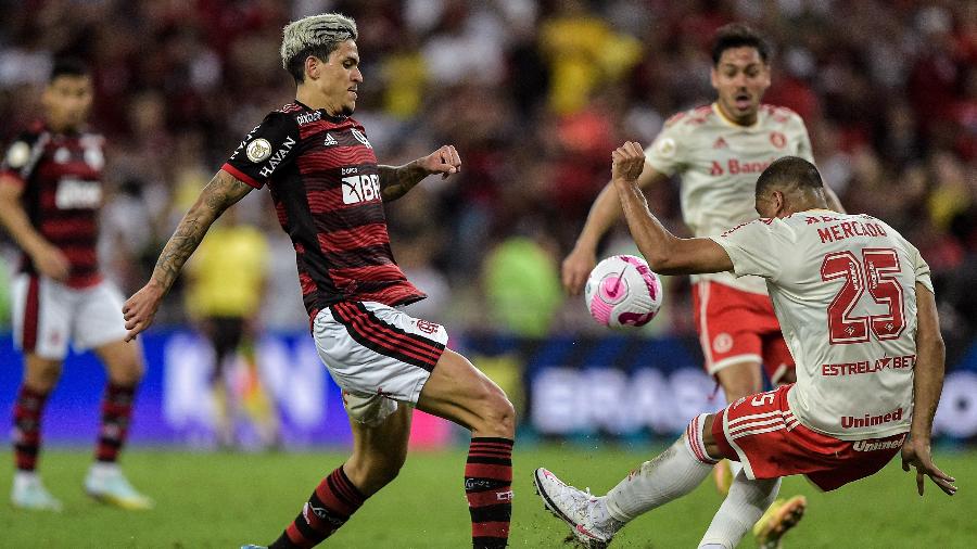 Pedro e Mercado brigam pela bola em Flamengo x Inter, jogo do Campeonato Brasileiro - Thiago Ribeiro/AGIF