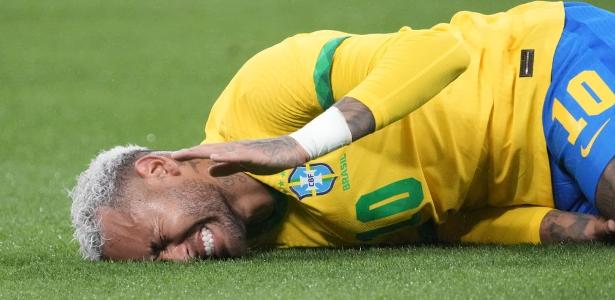 Neymar caído em jogo da seleção