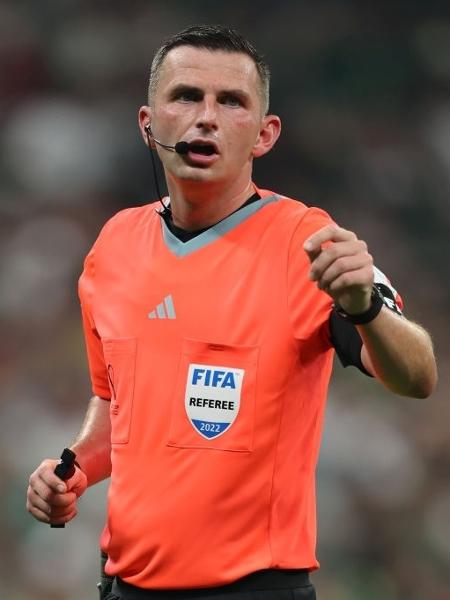 Michael Oliver, de 37 anos, vai comandar o seu terceiro jogo no Mundial do Qatar - Fantasista/Getty Images