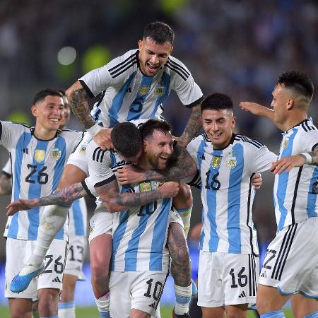 Messi é abraçado após marcar para a Argentina contra o Panamá - Marcelo Endelli/Getty ImagesMarcelo Endelli/Getty Images