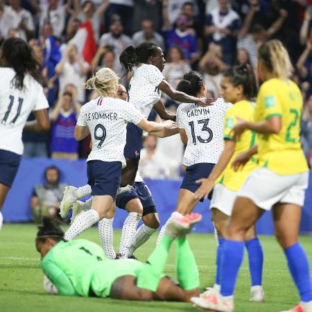 Jogadoras da França celebram gol contra o Brasil na Copa feminina de 2019