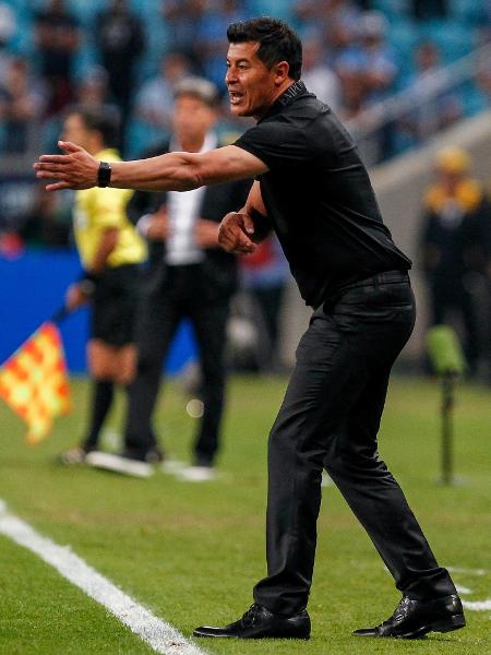 Jorge Almiron, com Renato Gaúcho ao fundo, na final da Copa Libertadores de 2017 entre Grêmio x Lanús