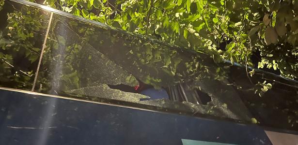 Torcedores do São Paulo danificam ônibus do Palmeiras em ato de vandalismo