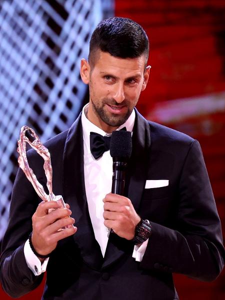 Novak Djokovic recebe seu quinto troféu do Laureus