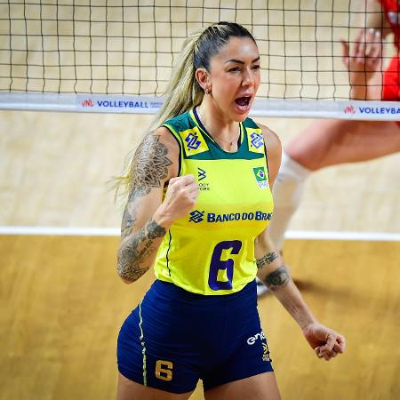 Thaisa vibra após pontuar diante da Turquia pela Liga das Nações de vôlei feminino