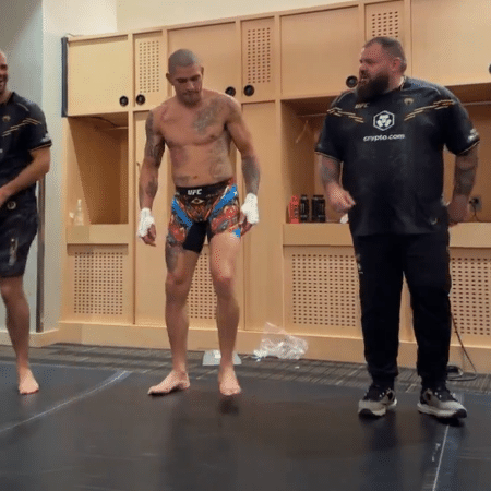 Poatan faz dancinha com sua equipe no vestiário do UFC