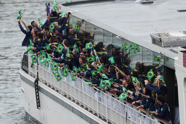 Atletas do Brasil navegam no Rio Sena durante cerimônia de abertura das Olimpíadas