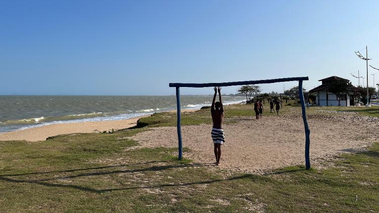 Meninos jogam futebol em campinho próximo onde Bruno trabalha como entregador de móveis