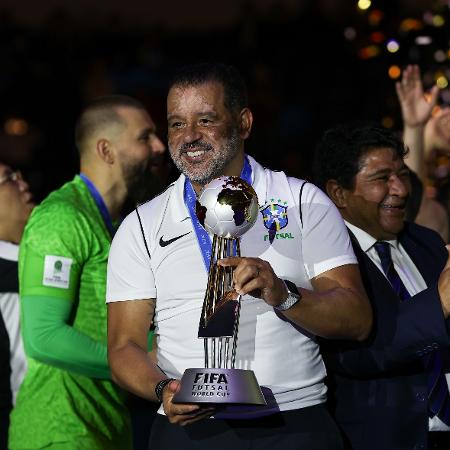 Marquinhos Xavier, técnico da seleção brasileira, comemora título da Copa do Mundo de Futsal 2024