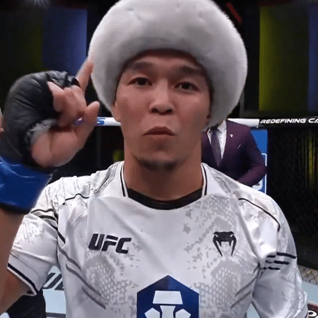 Com seu chapéu tradicional, o cazaque Almabayev comemora vitória no UFC