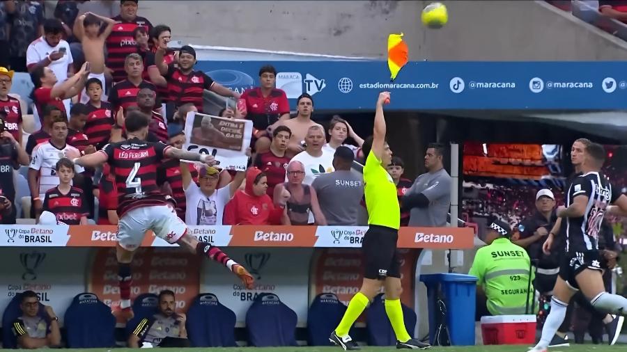 Bandeirinha foi atingida por bolada de Léo Pereira, do Flamengo - Reprodução