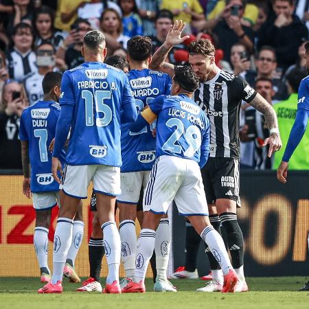 Jogadores de Cruzeiro e Atlético-MG se desentendem durante jogo da FC Series nos EUA