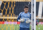 Goleiro do Santos sofre luxação no dedo, mas joga até o fim: 'Doendo muito'