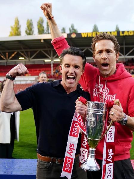 Donos do Wrexham comemoram o 3º acesso consecutivo do time no futebol inglês Donos do Wrexham comemoram o 3º acesso consecutivo do time no futebol inglês