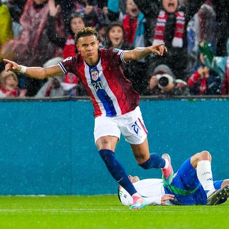 Nusa comemora gol marcado pela Noruega contra a Itália nas Eliminatórias Nusa comemora gol marcado pela Noruega contra a Itália nas Eliminatórias