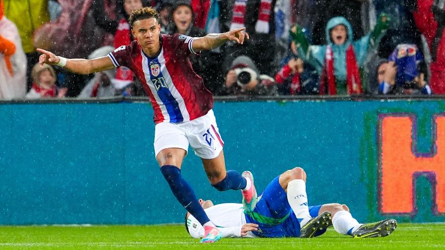 Nusa comemora gol marcado pela Noruega contra a Itália nas Eliminatórias Nusa comemora gol marcado pela Noruega contra a Itália nas Eliminatórias