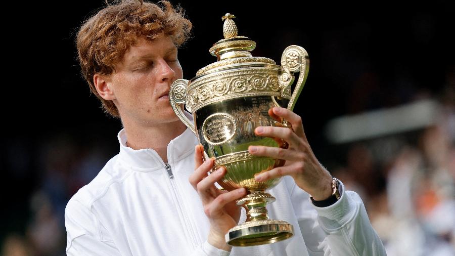 Jannik Sinner com o troféu de Wimbledon em 2025 Jannik Sinner com o troféu de Wimbledon em 2025
