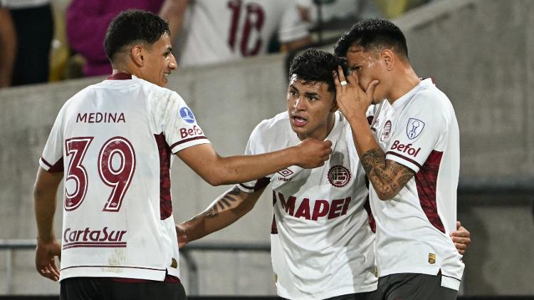 Aquino comemora gol do Lanús sobre o Fluminense em jogo da Sul-Americana