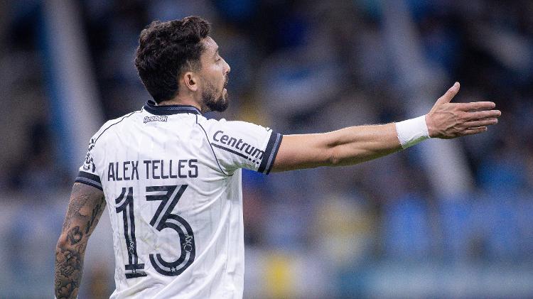 Alex Telles se machucou durante Grêmio x Botafogo, jogo do Brasileirão