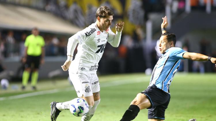 Rollheiser em ação durante Santos x Grêmio, duelo do Brasileirão
