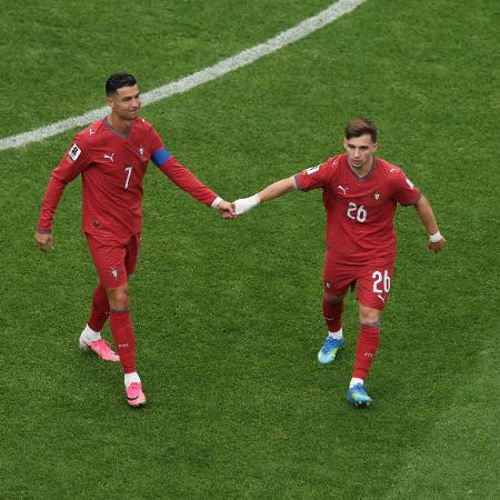 Cristiano Ronaldo e Francisco Conceição, de Portugal, em jogo contra RD Congo pela Copa do Mundo