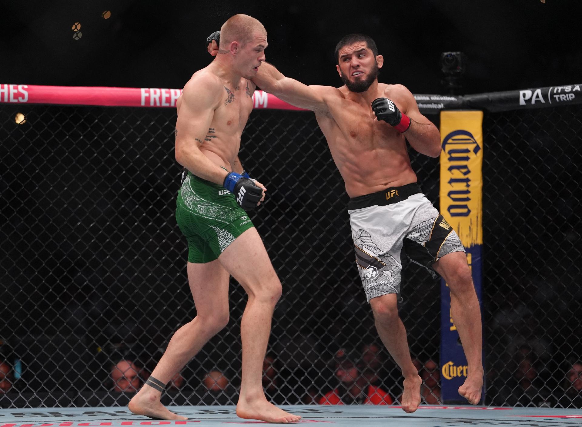 Islam Makhachev (calção branco) em luta contra Ian Machado Garry (calção verde) - undefined