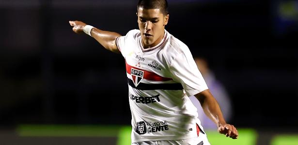 Lateral Nicolas, do São Paulo, passa por cirurgia no joelho esquerdo após lesão em treino