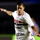 Lateral do S&atilde;o Paulo sofre les&atilde;o em treino, opera joelho e vira desfalque