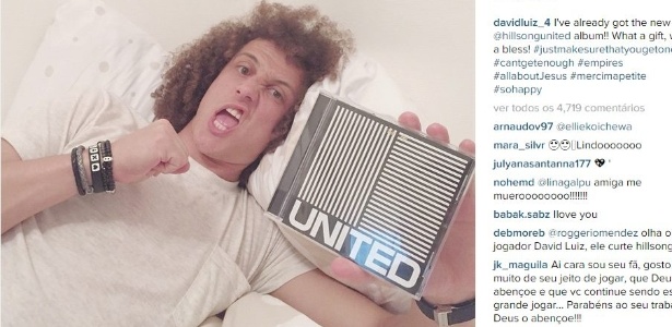 David Luiz posa com um exemplar de "Empires", o novo cd da banda United, um dos maiores sucessos da Igreja Hillsong - Reprodução/Instagram
