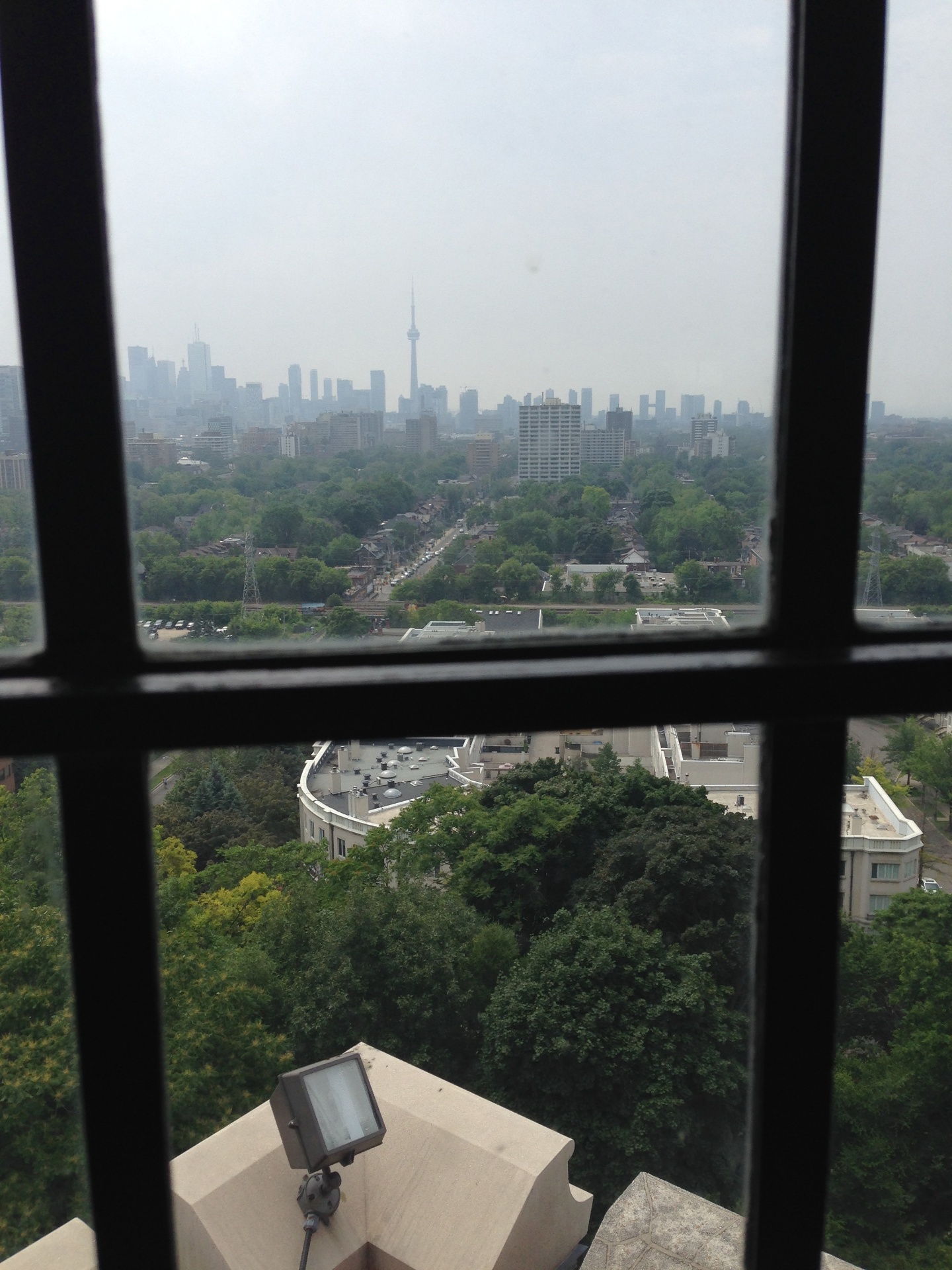 A Casa Loma tem uma vista privilegiada da cidade de Toronto, sendo possível ver, inclusive, a famosa CN Tower, um dos principais pontos turísticos do local